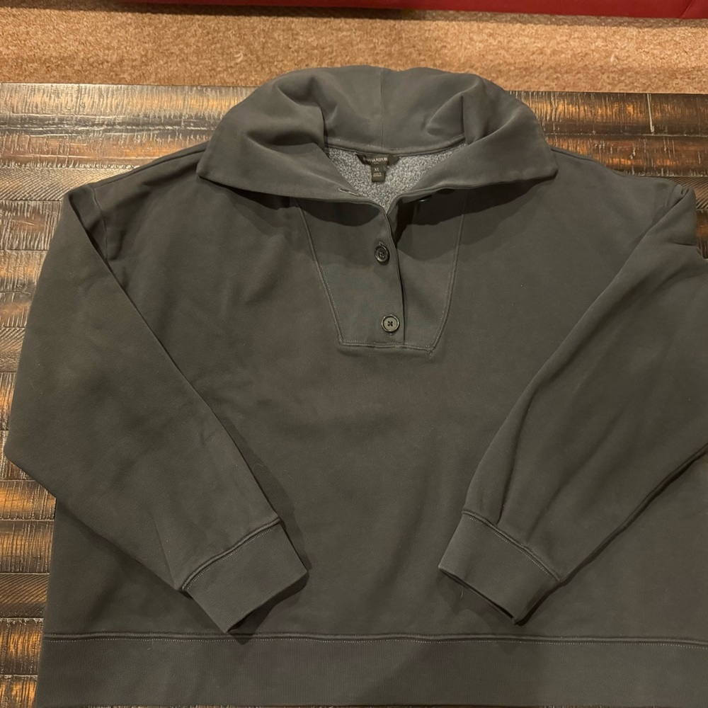 Banana Republic Top size XL in Women’s. Worn once.